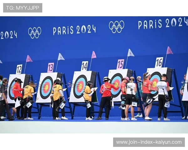 射箭队新人一箭爆靶中心，队长当场震惊