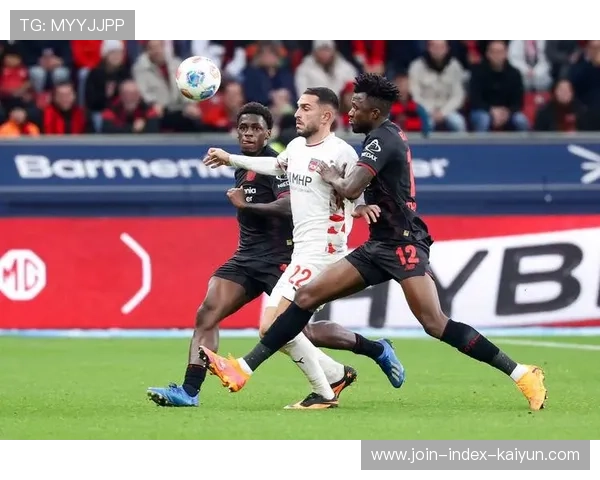 勒沃库森中前场整体移动默契，霍夫曼调度如行云流水