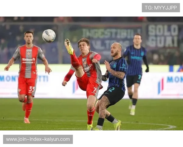 泽林斯基中场断球后长驱直入，弧顶处打出贴地箭洞穿克雷莫内塞